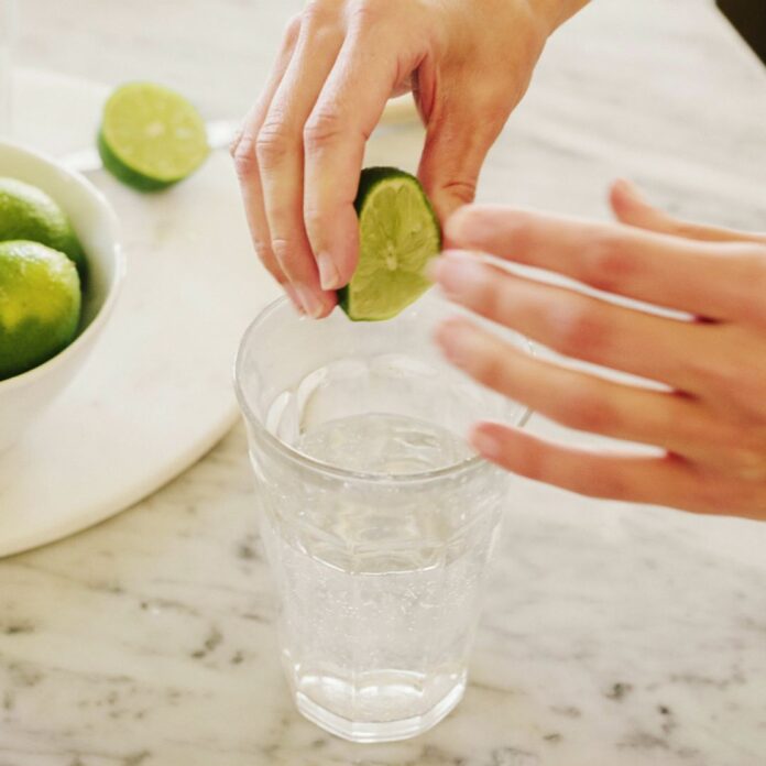 Água com limão ajuda a perder peso e demais benefícios para sua saúde ; Veja