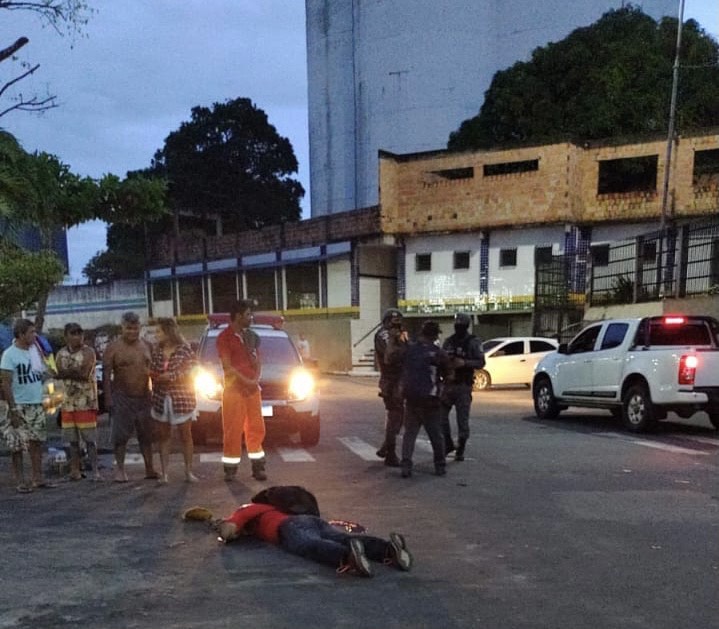Pistoleiros em carro branco promovem ataques, matam homem e deixam dois feridos em Manaus