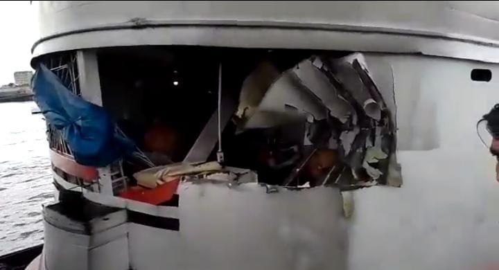 Vídeo: Balsa atinge barco de recreio no Porto de Manaus