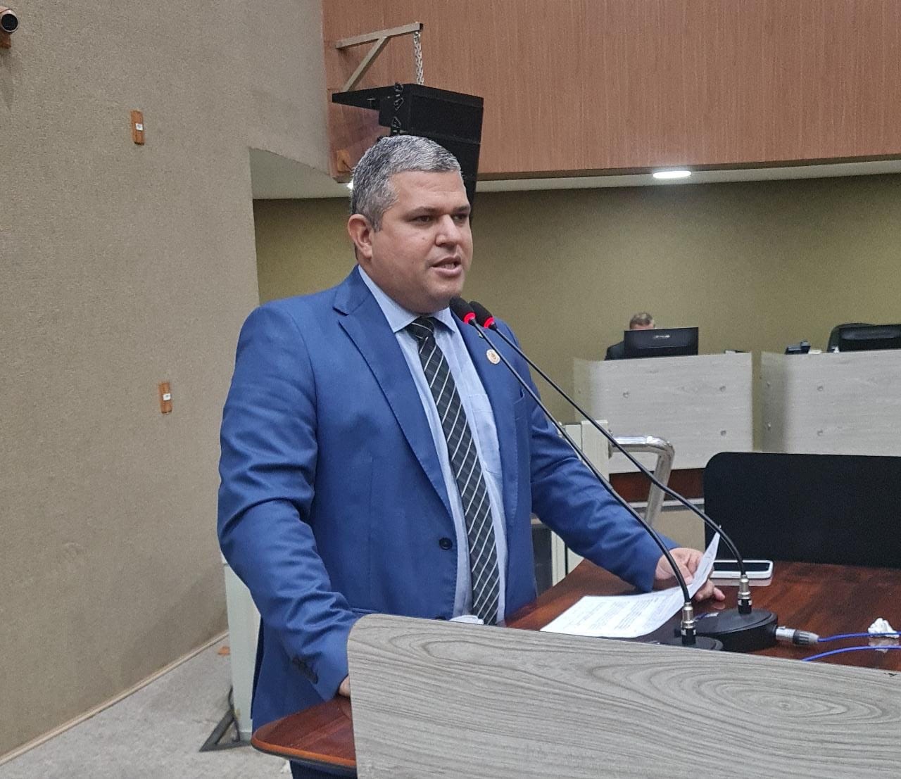 Elan Alencar chama atenção para problemas no transporte público e área com risco de desabamento no Bairro da Paz
