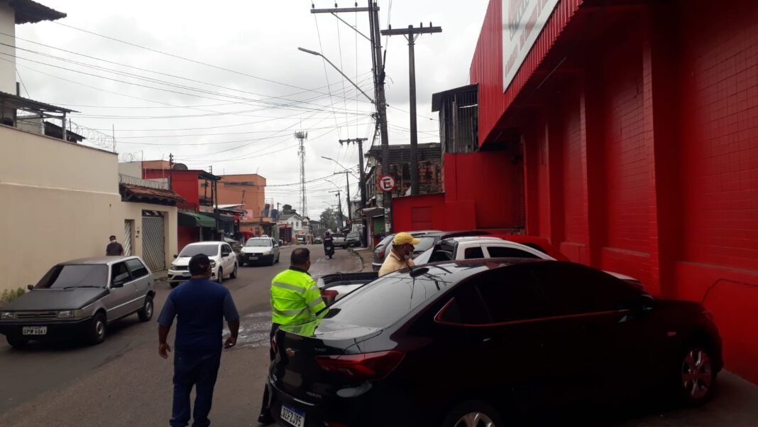 Prefeitura monitora veículos estacionados em calçadas e passeios públicos nas zonas Oeste e Centro-Oeste de Manaus