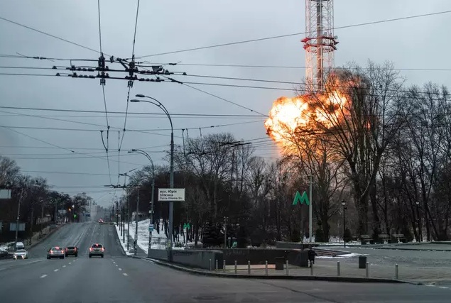 Em 6º dia de guerra, Rússia ataca torre de TV em Kiev; Cinco pessoas morreram