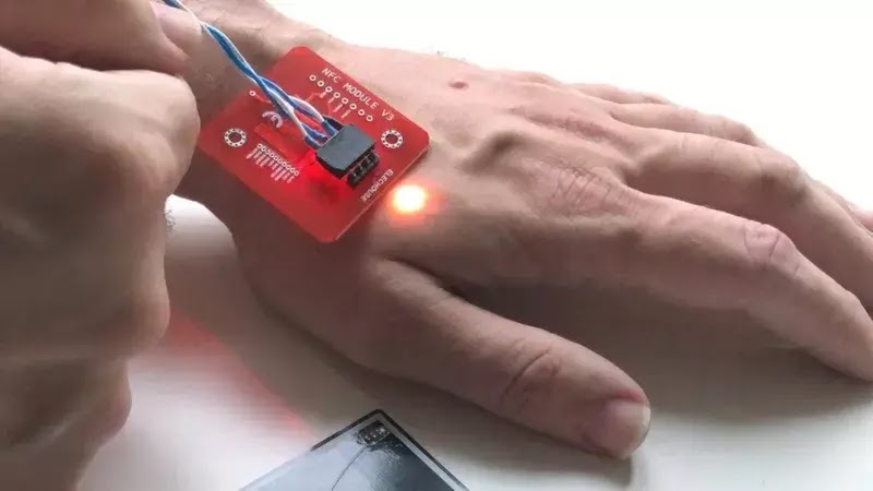 Os microchips que permitem pagamento com a mão estão se tornando mais populares no mundo. Veja como funciona