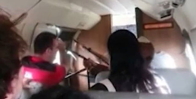 Vídeo: porta de avião abre durante vôo no Acre e passageiros a mantêm fechada