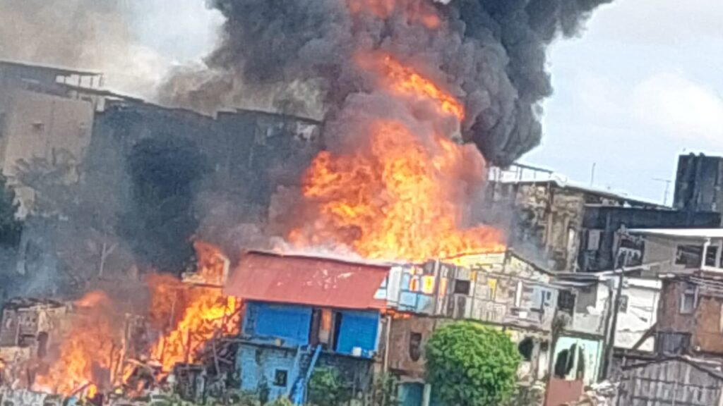 Vídeo: Explosão de botija de gás causa incêndio de grandes proporções em Manaus