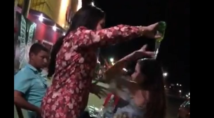 Mulher dá banho de cerveja na amante do marido antes de fazer confusão em bar; veja vídeo