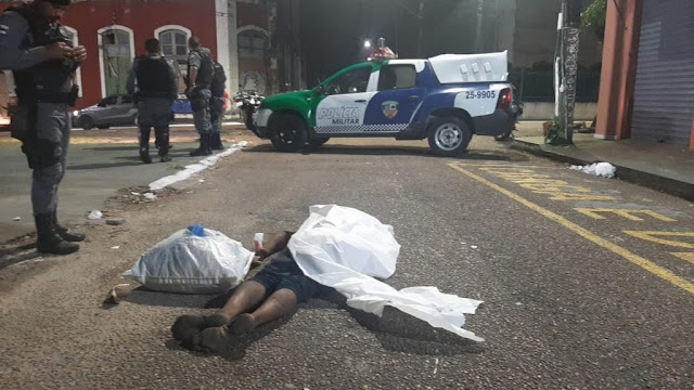 Morador de rua é morto a tiros enquanto catava latinhas no Centro de Manaus