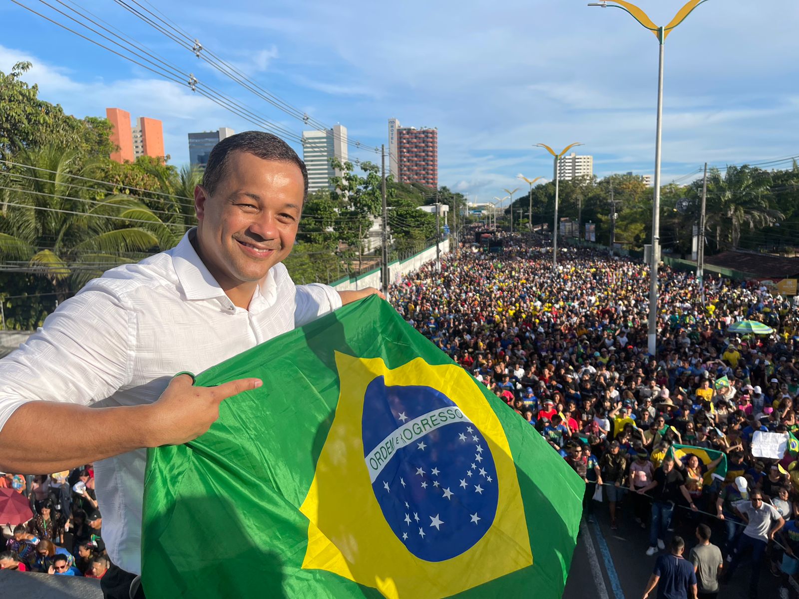Ao lado de Bolsonaro, deputado Pablo participa da Marcha para Jesus e recebe elogios da população