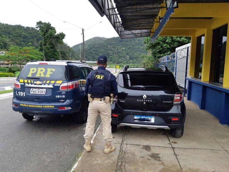 Casal compra carro roubado em Manaus e PRF apreende veículo em Santarém