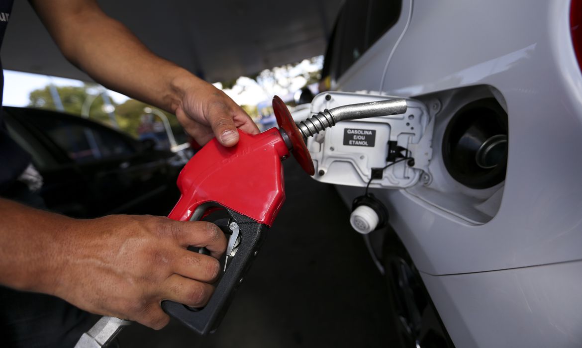 Preço da gasolina é reduzido pela segunda vez seguida a partir desta sexta-feira