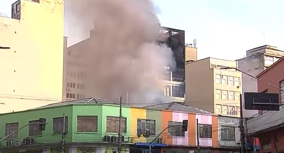 Incêndio continua e atinge cinco prédios no centro de São Paulo