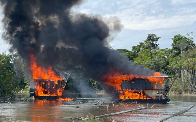 Balsas usadas em garimpo ilegal são destruídas durante operação da PF no Amazonas