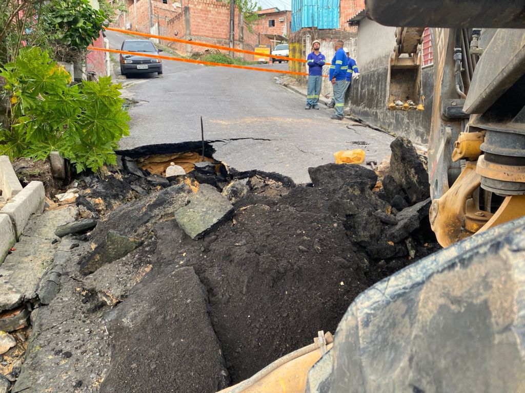 Vídeo: adutora rompe e lama invade casas na zona leste de Manaus