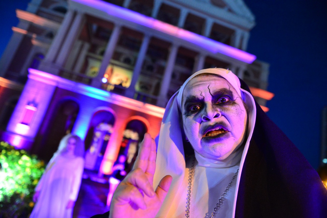 Halloween do Teatro Amazonas traz visitação performática com personagens dos filmes de terror