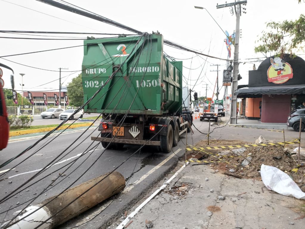 Vídeos: caminhão derruba poste de energia e deixa trânsito lento em Avenida de Manaus