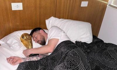 Messi posta foto em que dorme com a taça da Copa do Mundo