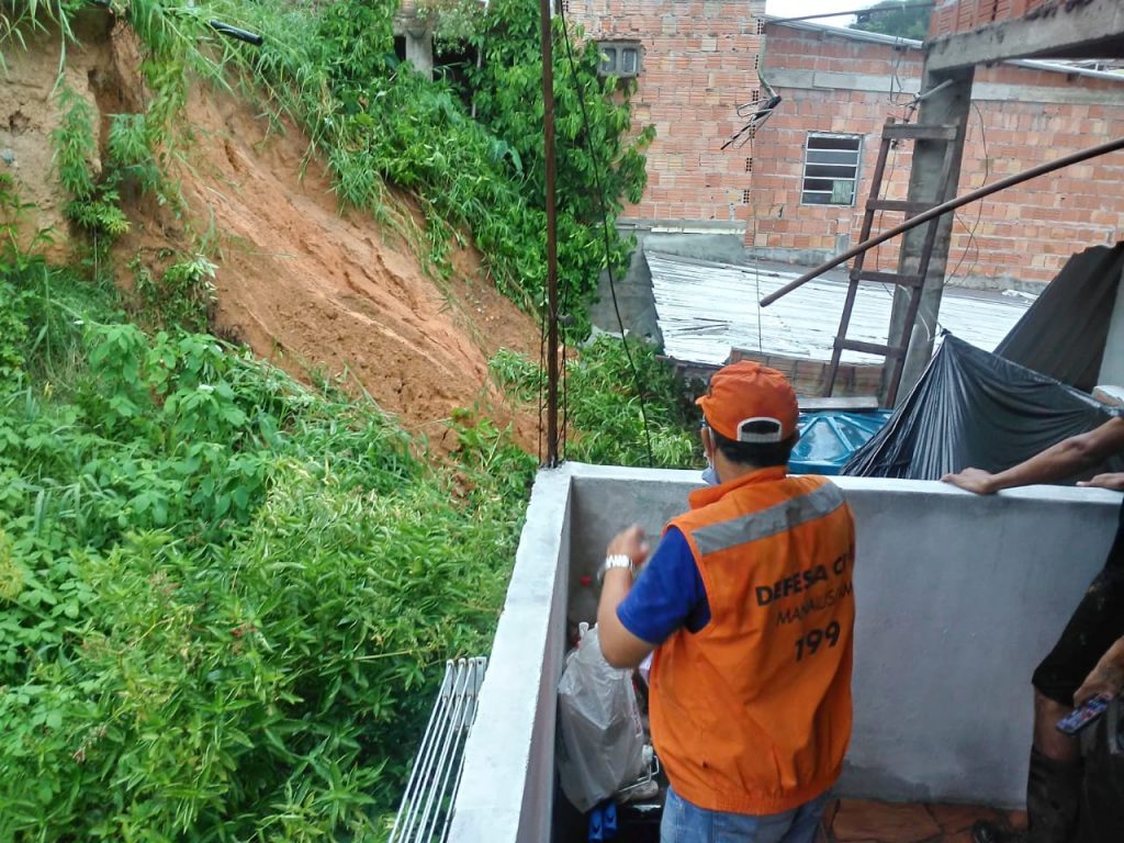 Forte chuva causa desabamentos, destelhamentos e alagação em Manaus