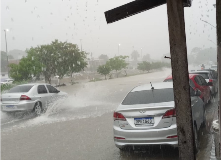 Igarapé do 40 transborda e avenida desaparece em meio a temporal em Manaus, veja vídeo