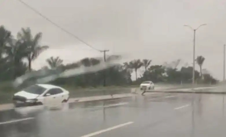 Motoristas perdem controle de carros e derrubam postes durante chuva em Manaus