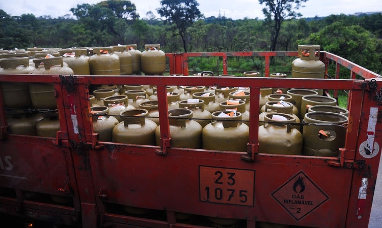Preço do gás de cozinha dispara no Amazonas após privatização de refinaria