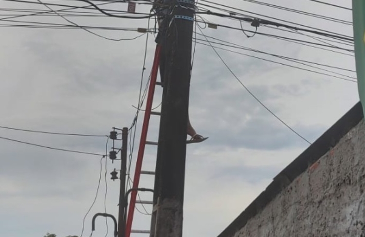 Homem é eletrocutado e fica pendurado em poste de Manaus; imagens fortes