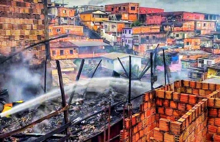 Mãe e filhos escapam de serem carbonizados durante incêndio de casa em Manaus