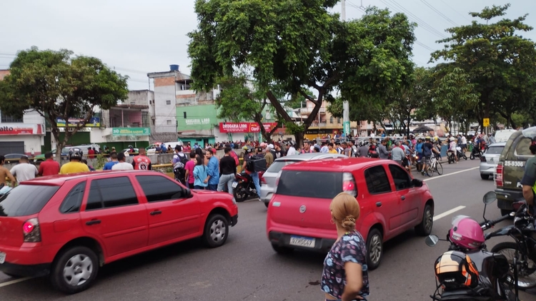 Criminosos invadem casa e fazem família refém neste momento em Manaus