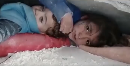 Jovem síria protege o irmão durante 17 horas de soterramento