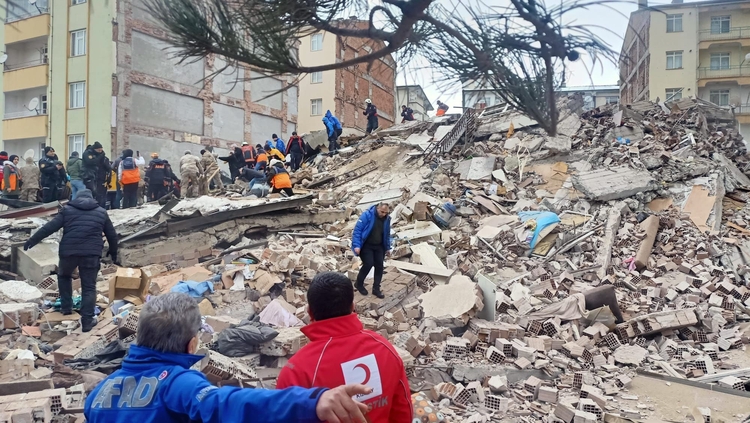 Novo terremoto derruba prédios na Turquia e deixa morto e feridos