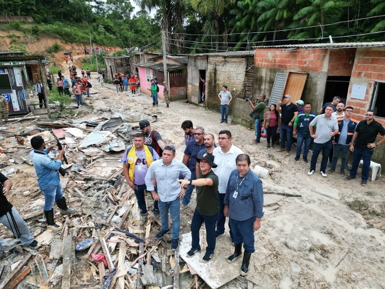 Manaus decreta calamidade pública após tragédia que matou 8 pessoas