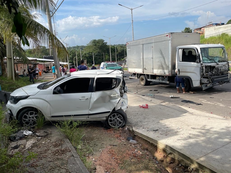 Acidente: Carro é atingido em cheio por caminhão em frente de escola em Manaus