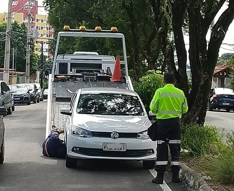 Prefeitura remove veículos por estacionamento irregular nas zonas Norte e Centro-Sul de Manaus