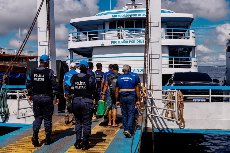 Embarcações com destino a Parintins são fiscalizadas no Amazonas