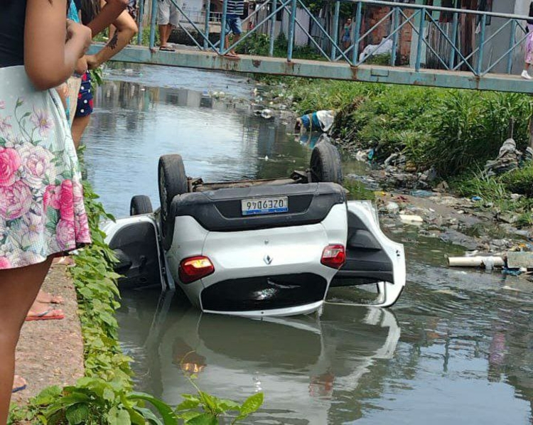 Motorista de App morre após carro cair em igarapé de Manaus