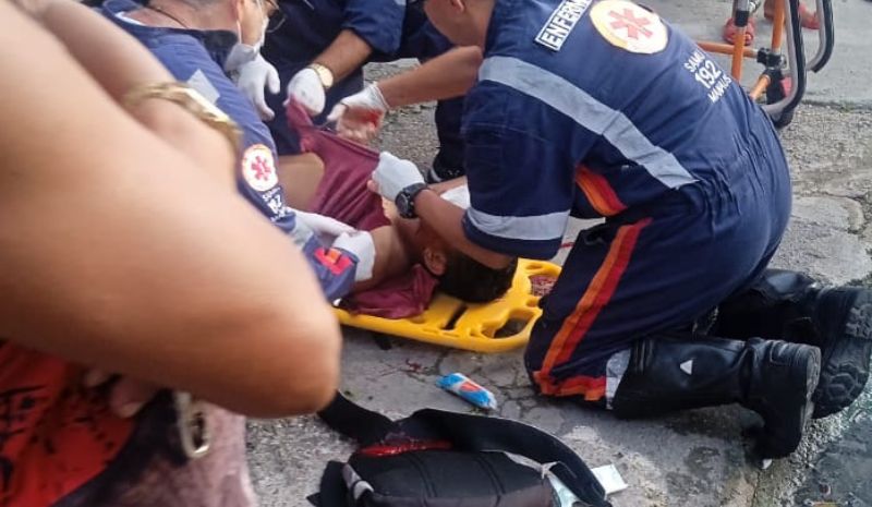 Duas pessoas são baleadas na parada de ônibus em Manaus
