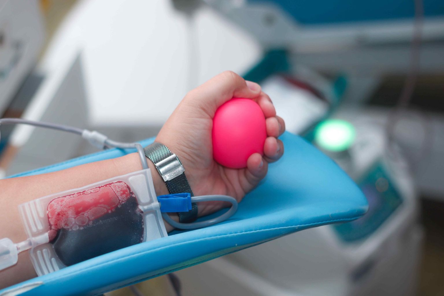 Com estoque crítico, Hemoam convoca doadores de sangue tipo O+ e O-