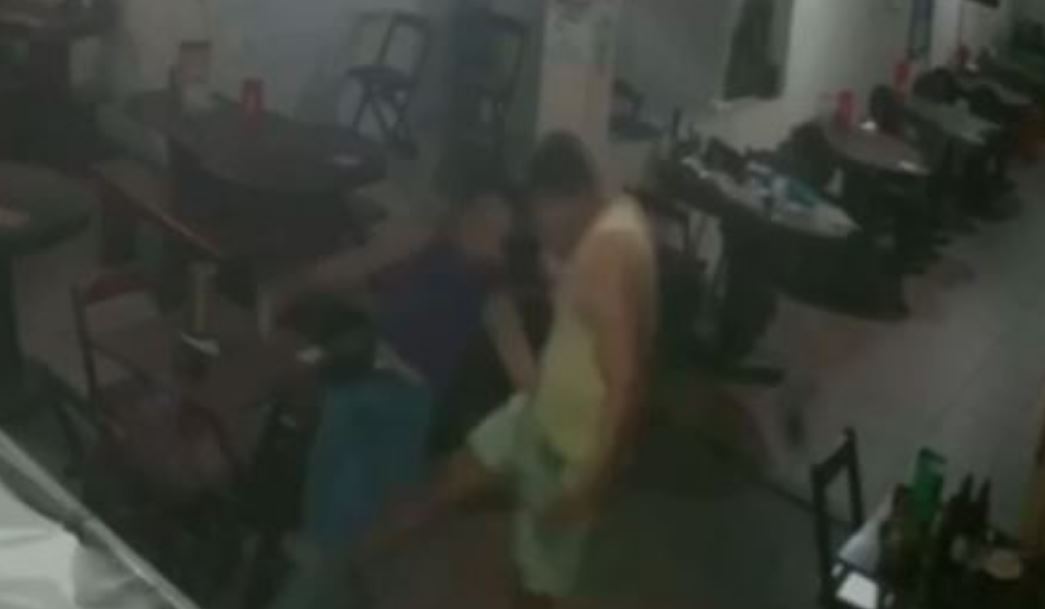 Vídeo: policial militar espanca com socos e depois mata mulher a tiros em bar