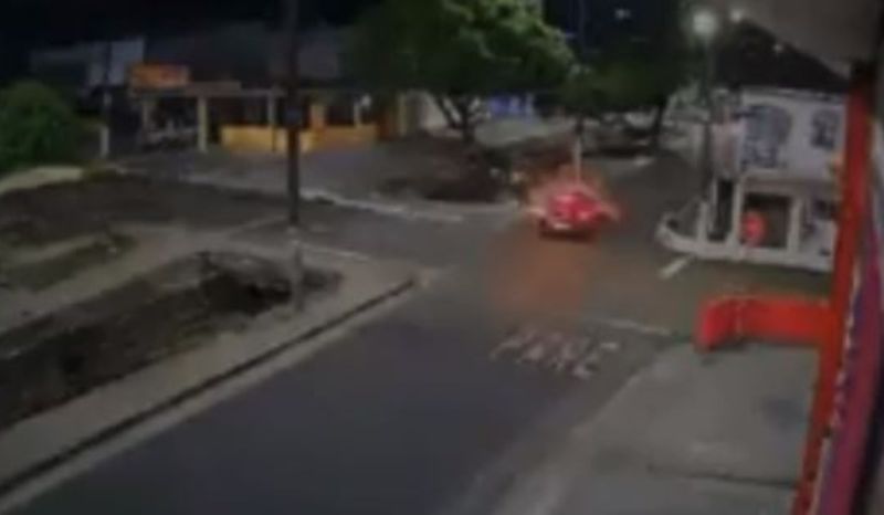 Vídeo: casal em moto é arremessado para dentro de igarapé em Manaus