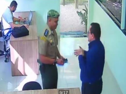 Vídeo: Falso capitão do exército é preso após intimidar ex-chefe com arma em Manaus