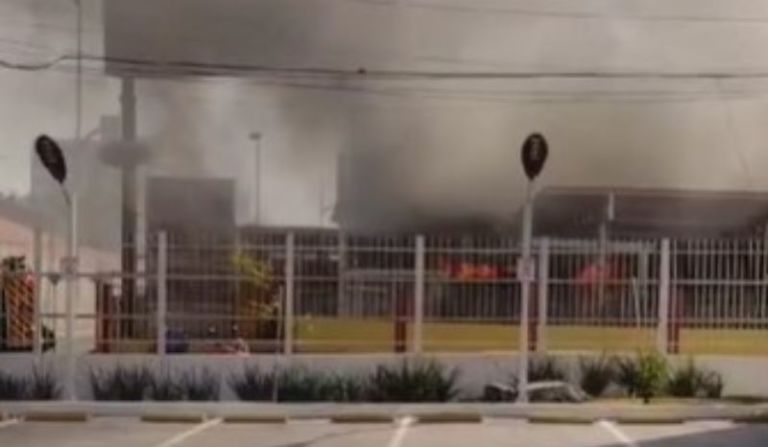 Vídeos: incêndio de grande proporção destrói loja de bolos em Manaus