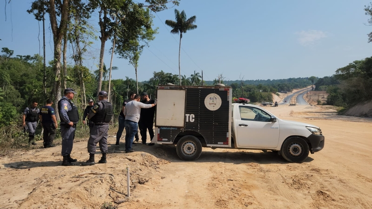 Imagem forte: corpo de homem é encontrado com sinais de tortura em ramal de Manaus