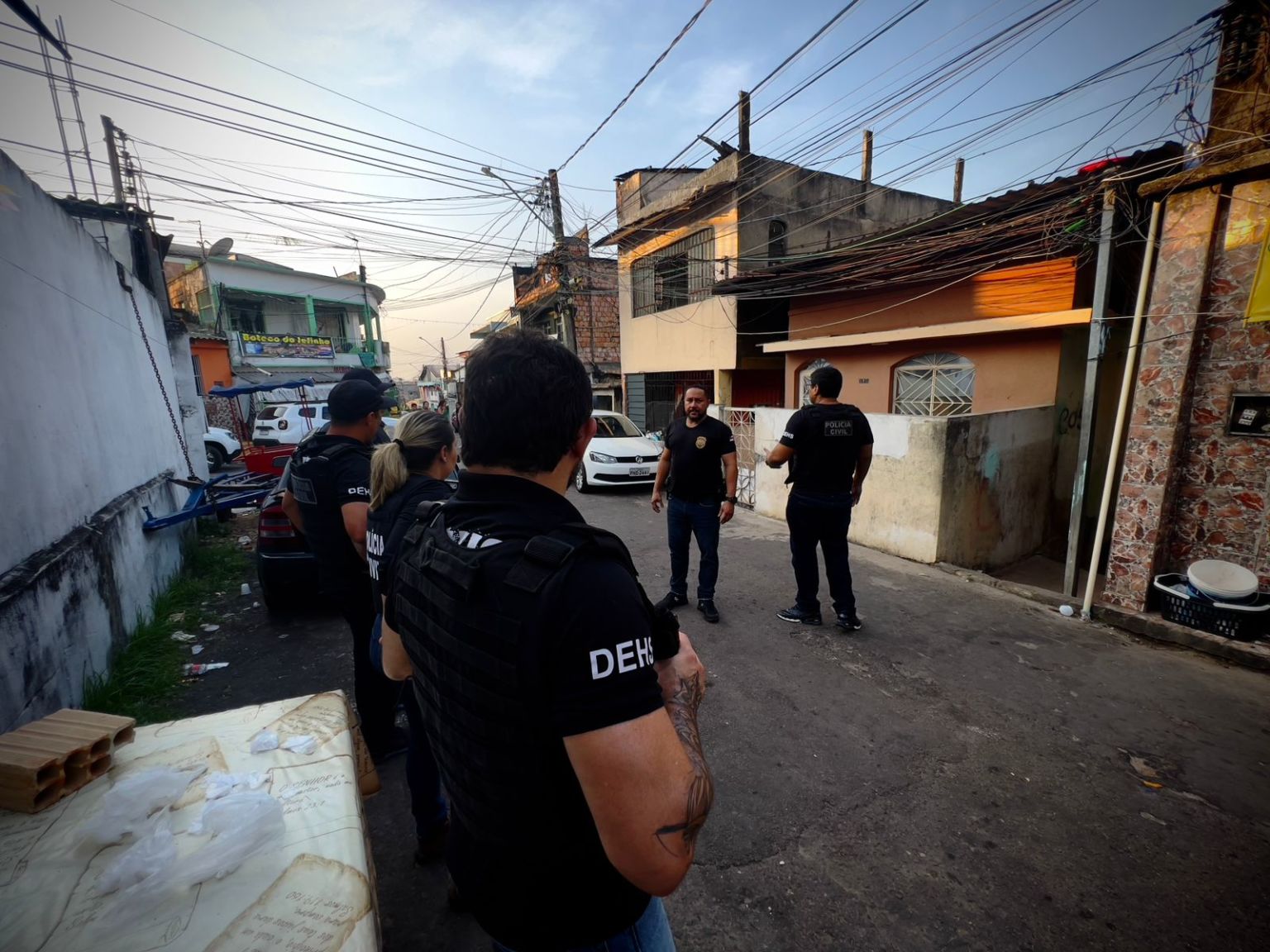 Homem é preso com drogas e arma no bairro Compensa em Manaus