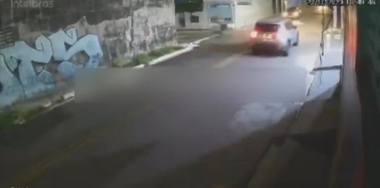 Vídeo: motociclista ‘voa’ de moto durante acidente de trânsito em Manaus; ASSISTA