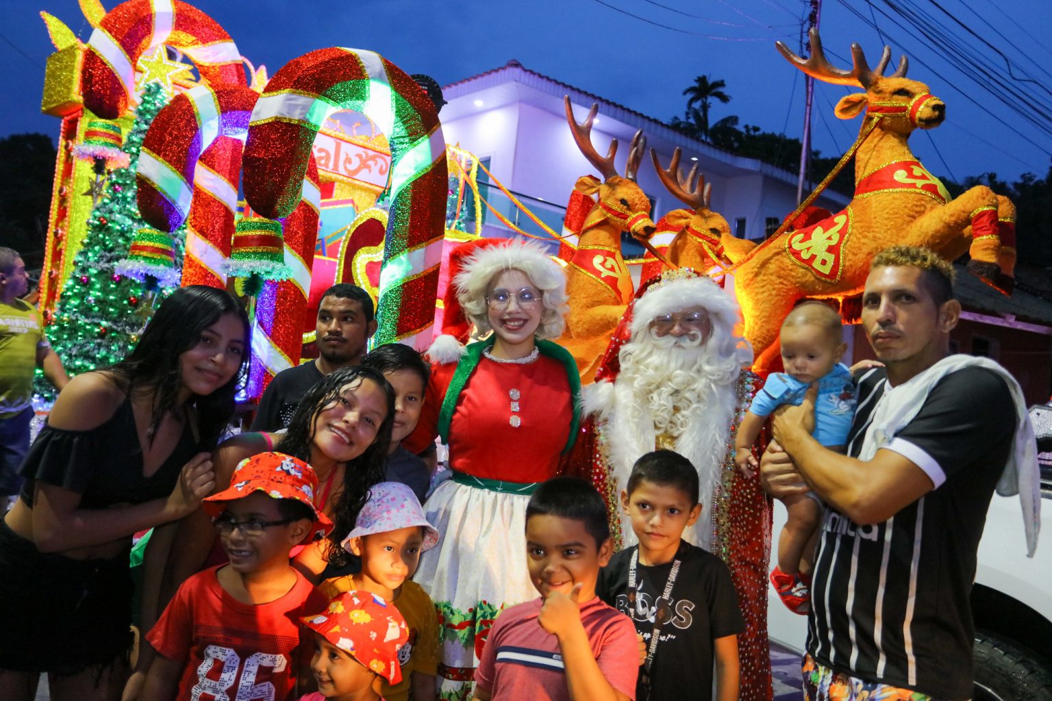 Magia do Natal invade zona rural com a 3ª Parada Natalina promovida pela prefeitura