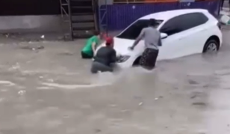 Com forte chuva em Manaus, carro é arrastado no Igarapé do Passarinho; VEJA